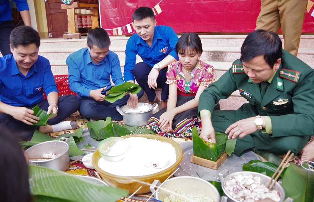 BĐBP Nghệ An phối hợp cùng Tỉnh đoàn tổ chức gói bánh chưng tặng đồng bào nghèo.